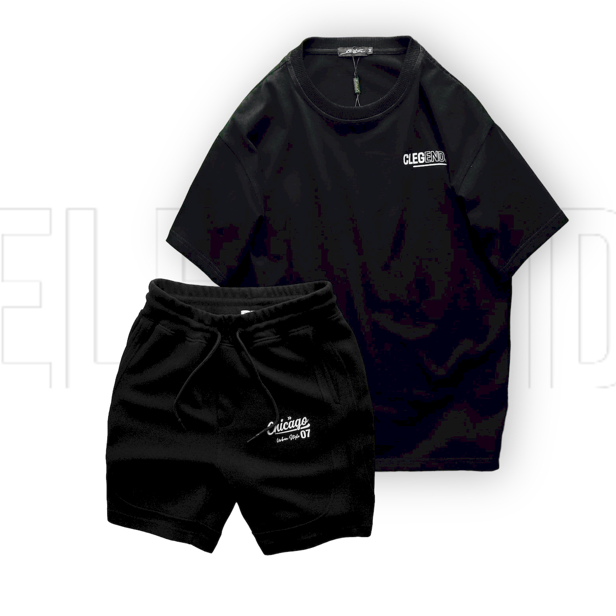 Phối áo đen cùng quần short đen với điểm nhấn in chữ trước ngực