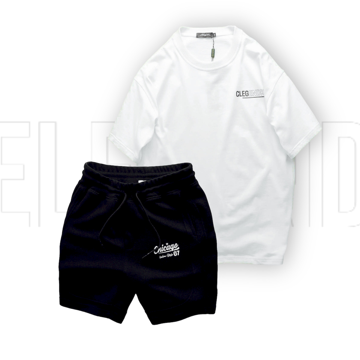 Phiên bản áo trắng phối quần short tối màu, tổng thể đơn giản dễ mặc
