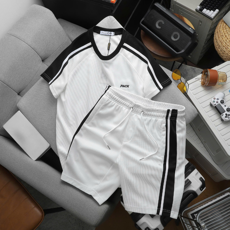 Phối cảnh trọn bộ với áo thêu chữ Pack và quần short sọc bên