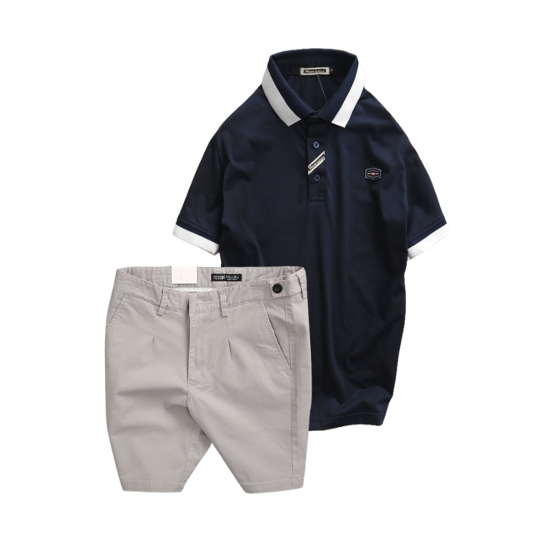 Áo polo màu tối phối cùng quần short kaki, tổng thể gọn gàng