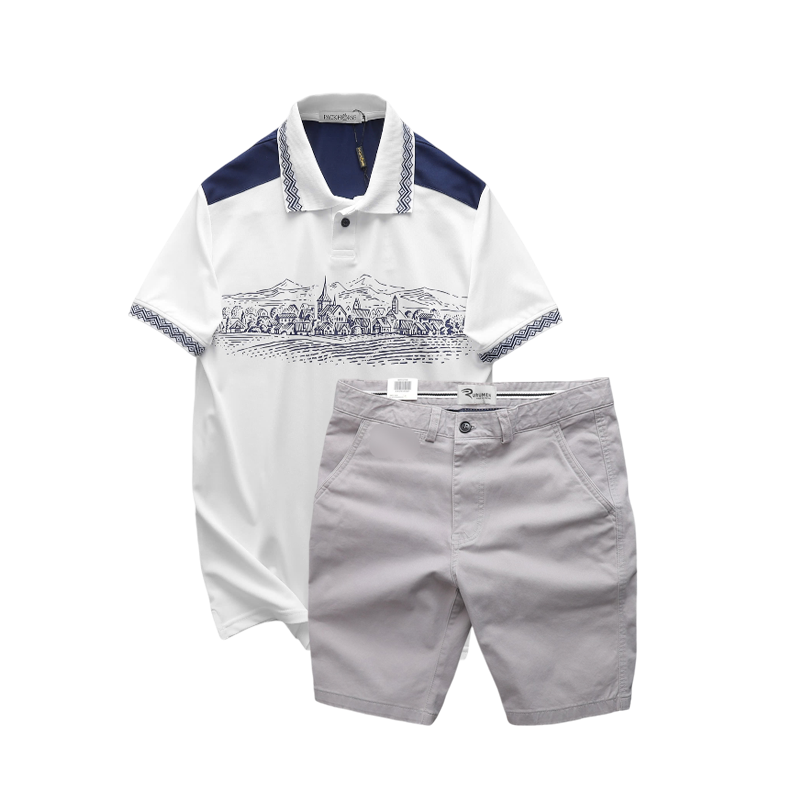 Phối áo polo cùng quần short kaki màu xám nhạt