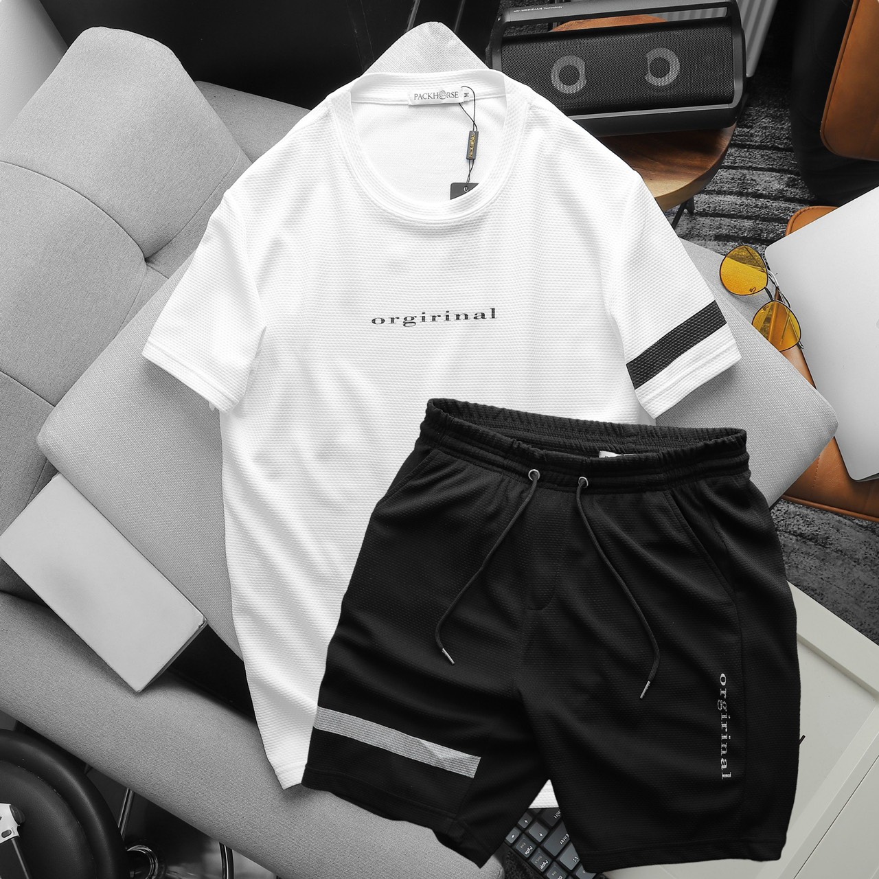Gợi ý phối áo trắng với quần short đen cho phong cách tối giản, dễ ứng dụng