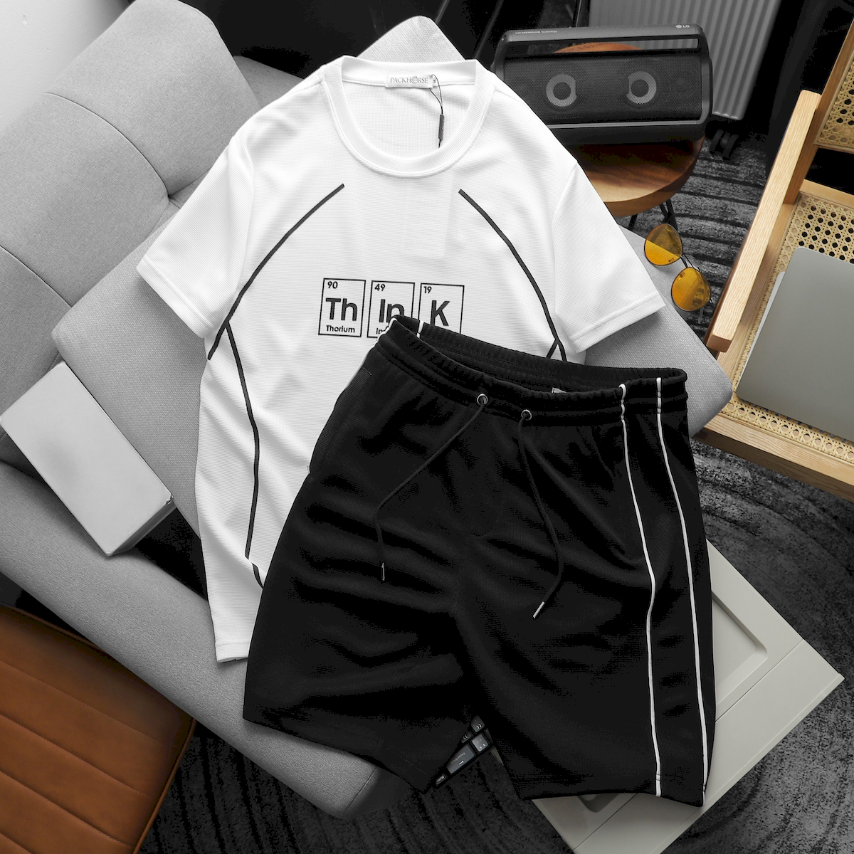 Phối áo trắng cùng quần short đen viền sọc
