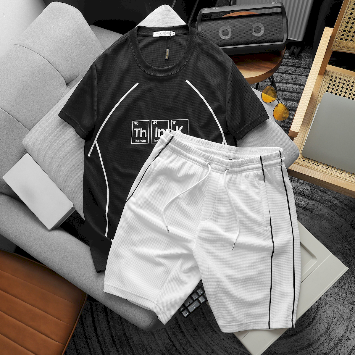 Phối áo đen với quần short trắng đồng bộ