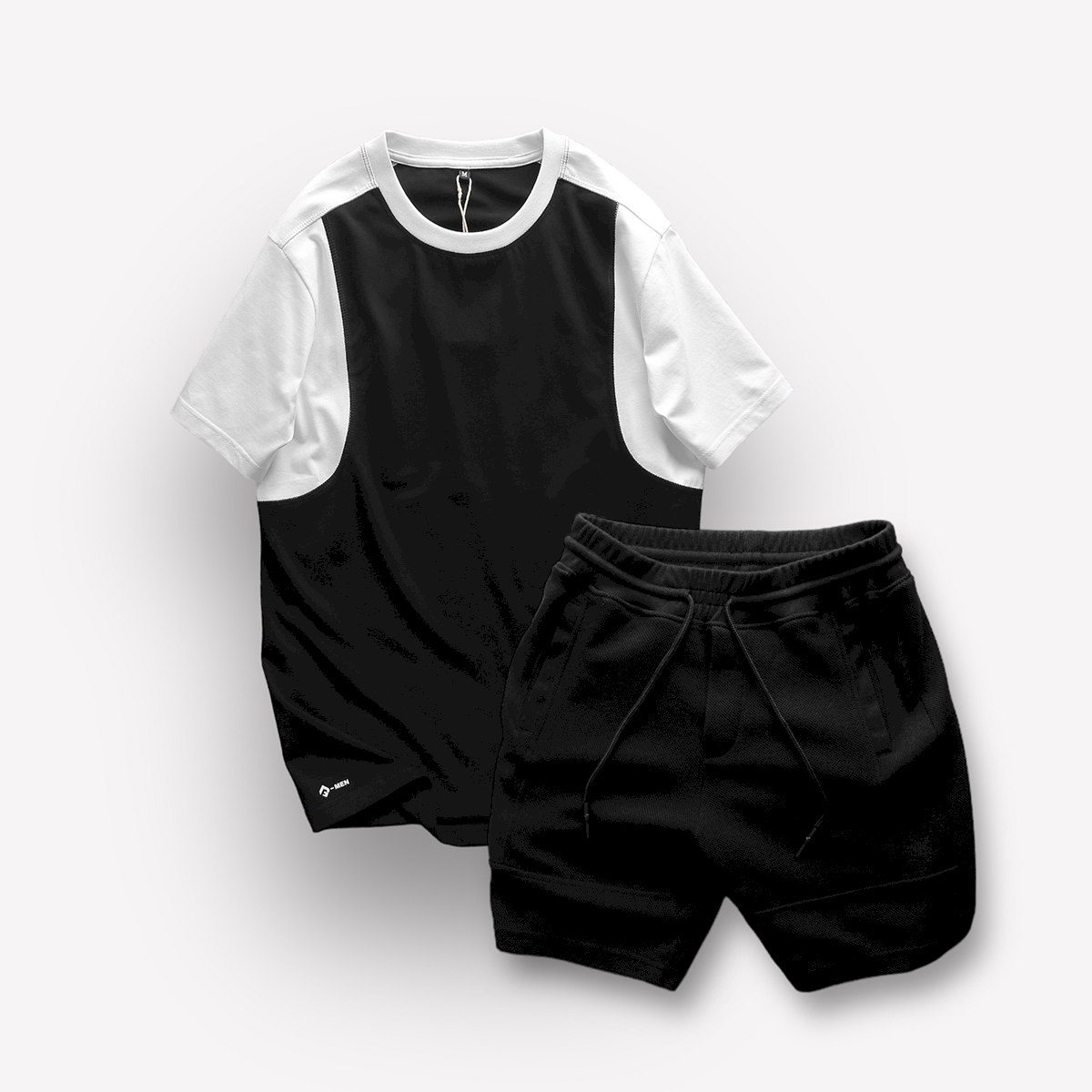 Phối màu đen trắng cùng quần short tông tối