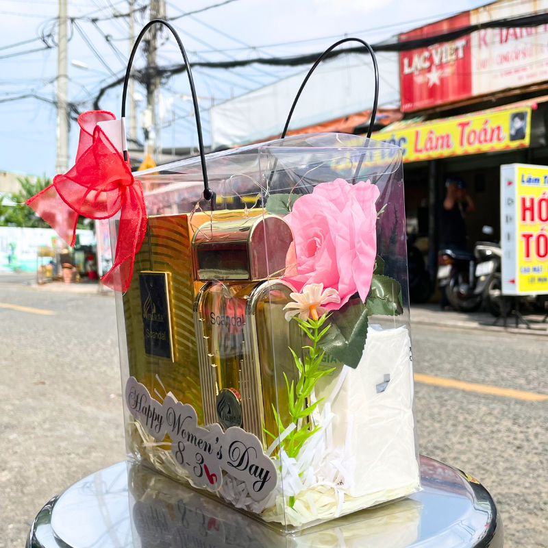 Chai nước hoa đặt nổi bật bên trong set cùng hoa trang trí