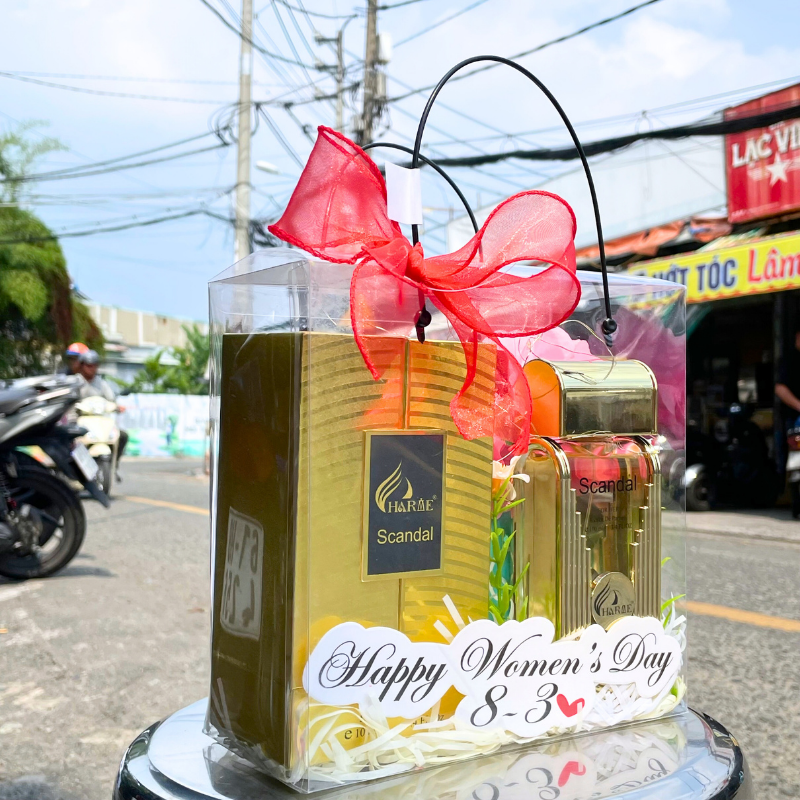 Tổng thể set quà có quai xách, đèn đom đóm và giấy rơm lót đáy