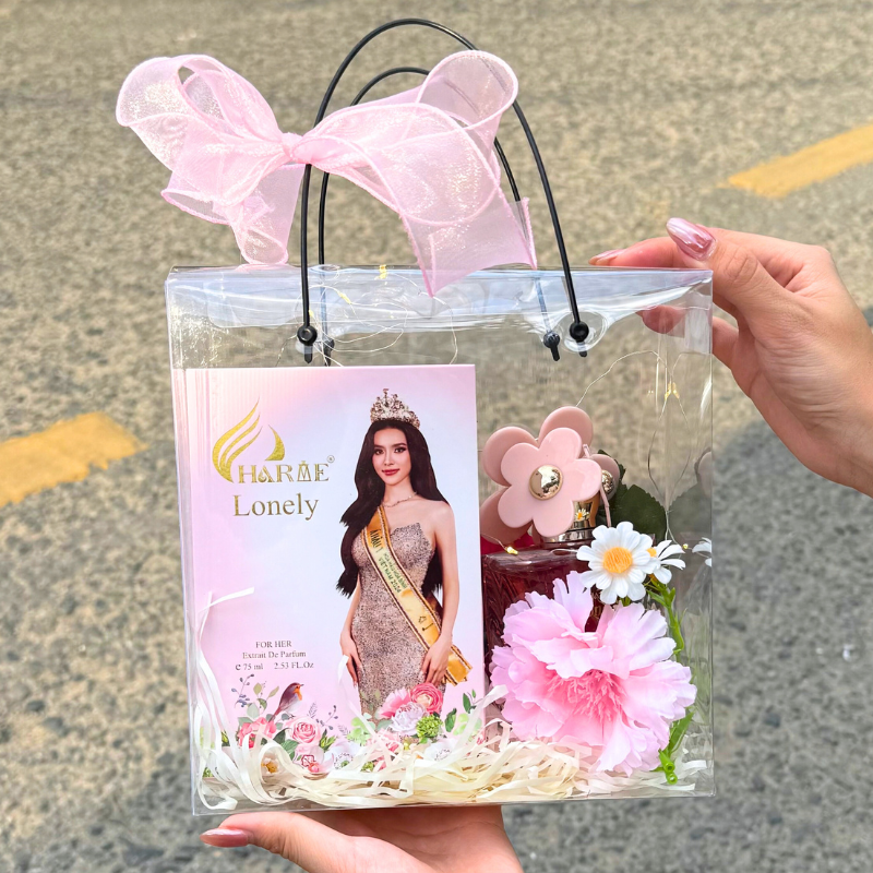 Tổng thể set quà với nước hoa, nơ voan và hoa trang trí