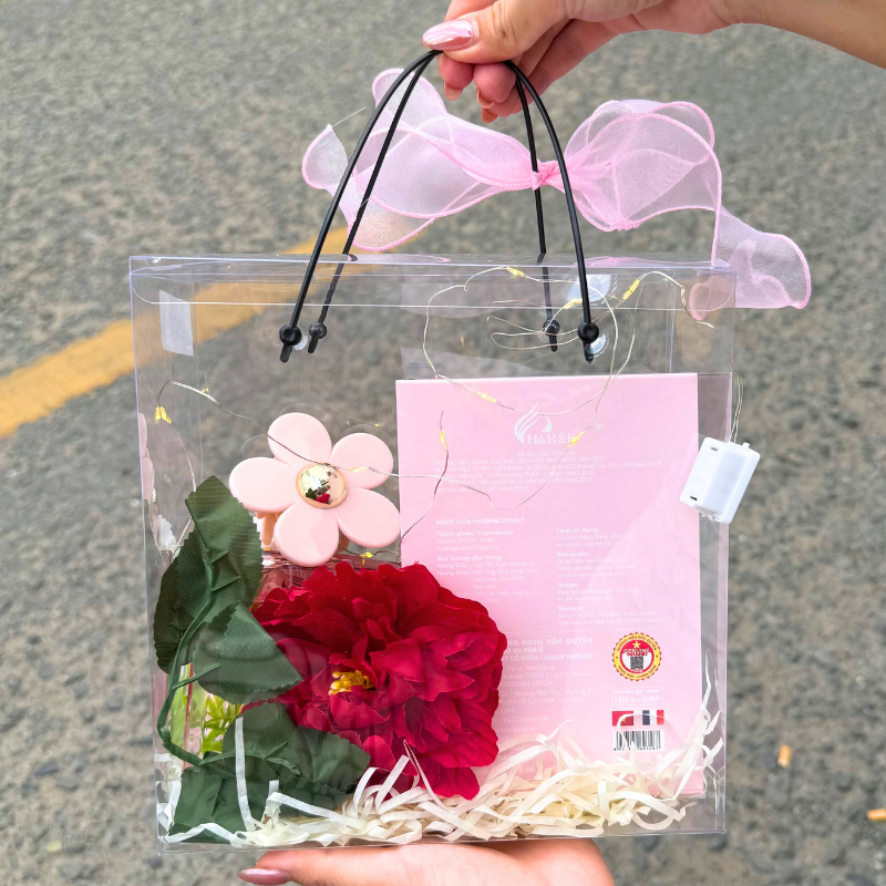 Mặt sau hộp nước hoa và phần trang trí bên trong set