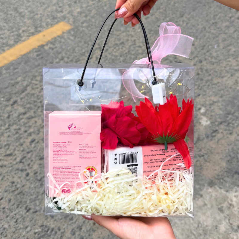 Mặt sau cho thấy hộp nước hoa đi kèm và phần lót giấy sợi