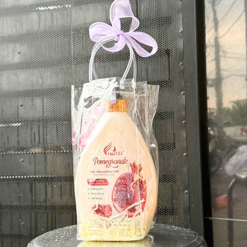 Khám phá Set Giỏ Quà Tặng Sữa Tắm Hương Nước Hoa Charme Pomegranate Lựu Đỏ 1 Lít thuộc nhóm sữa tắm charme