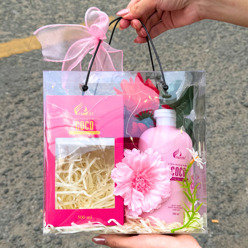 Set giỏ quà tặng Charme Coco hồng gồm sữa tắm hương nước hoa 500ml và nước hoa mini có đèn chớp