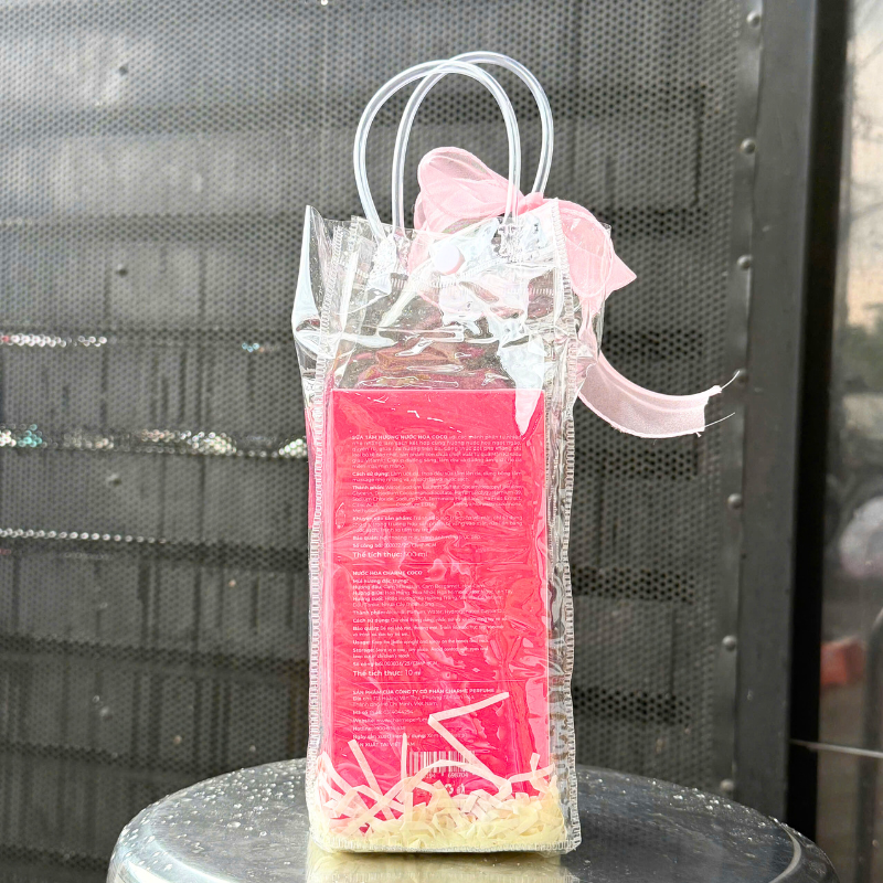 Mặt sau hộp sữa tắm đặt gọn trong túi quà