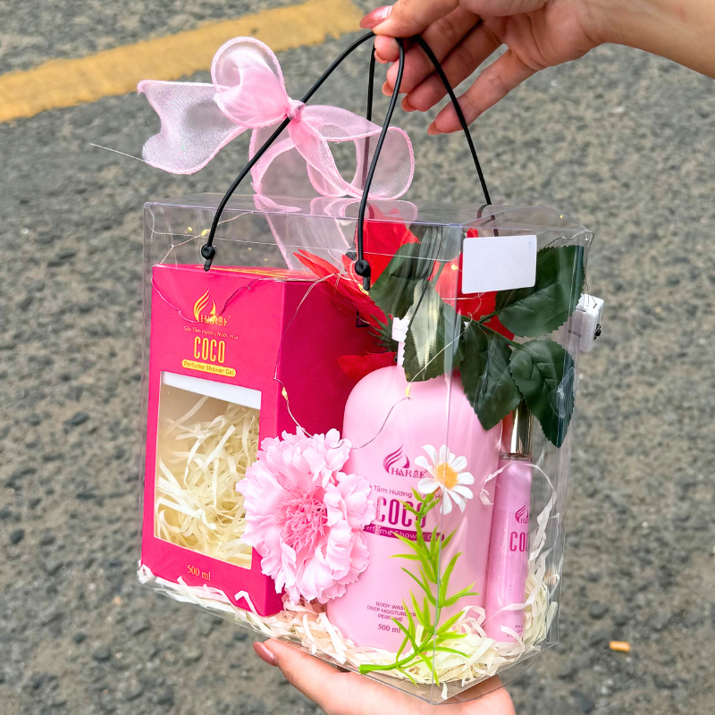 Chi tiết nơ hồng, hoa trang trí và dây đèn chớp