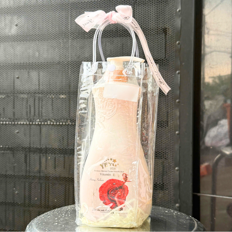 Mặt trước chai sữa tắm trong túi quà trong suốt