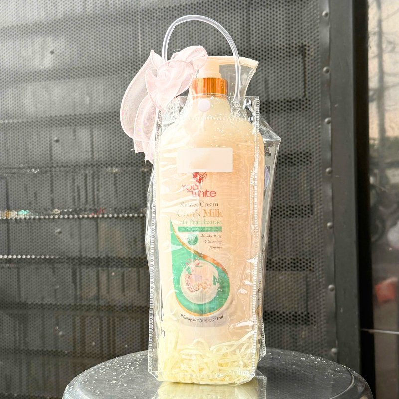 Tổng thể set với chai sữa tắm và túi quà trong suốt
