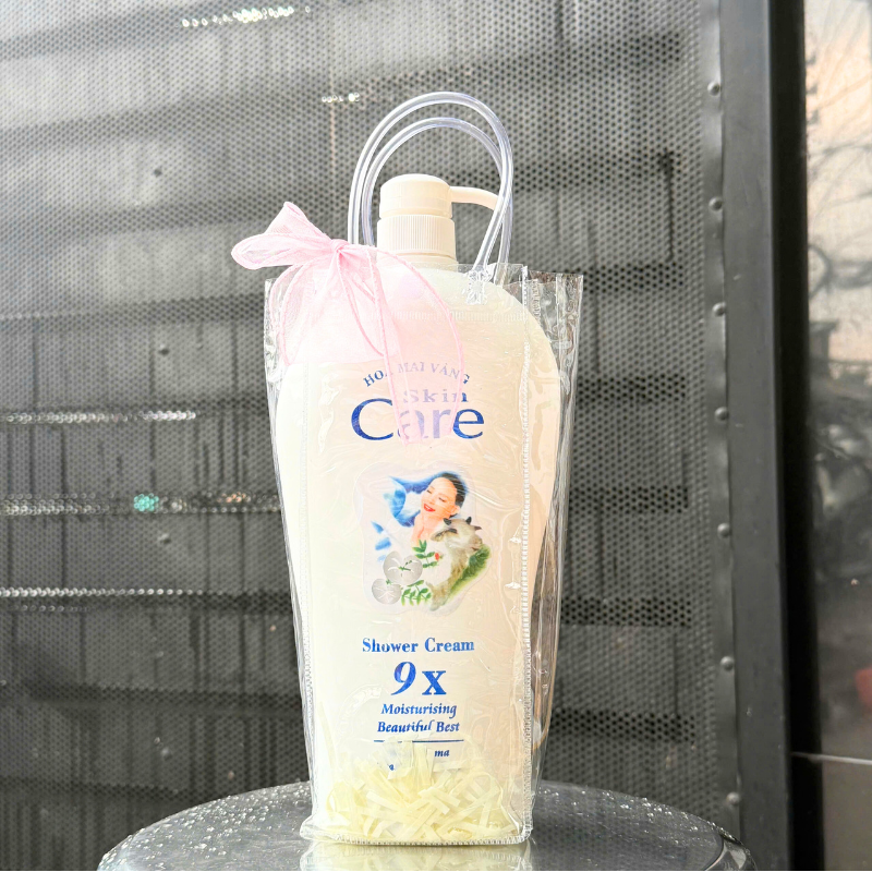 Mặt trước set quà với túi trong suốt và nơ hồng