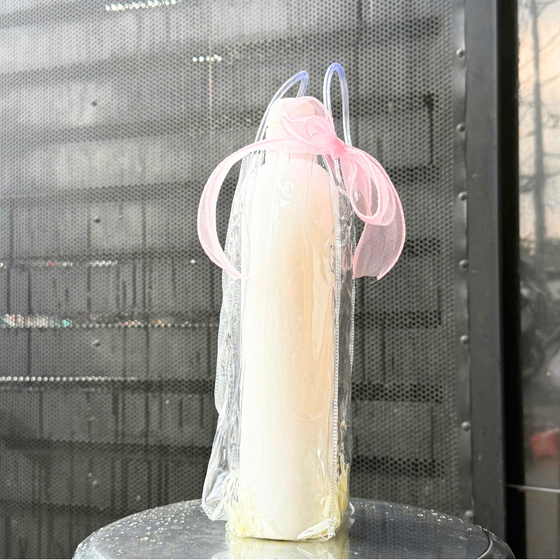 Góc nghiêng cho thấy quai xách và dáng túi quà