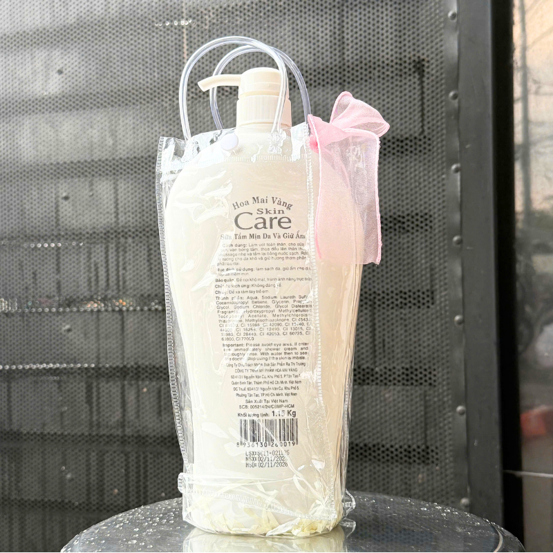 Mặt sau chai thể hiện thông tin sản phẩm và hướng dẫn sử dụng