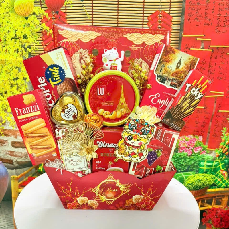 Thiết kế tông đỏ nổi bật, bố cục quà được sắp xếp cân đối