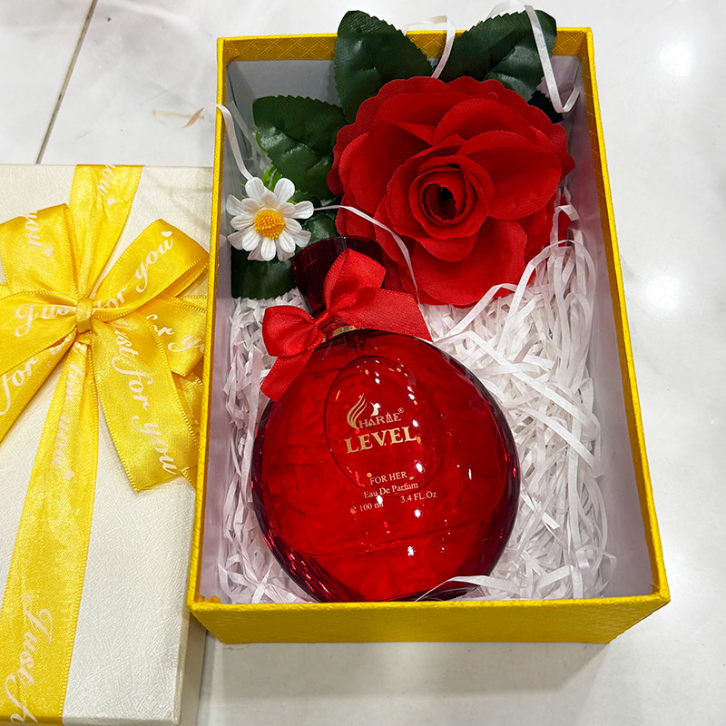 Tổng thể set quà trong hộp chữ nhật lớn với nơ vàng và hoa trang trí
