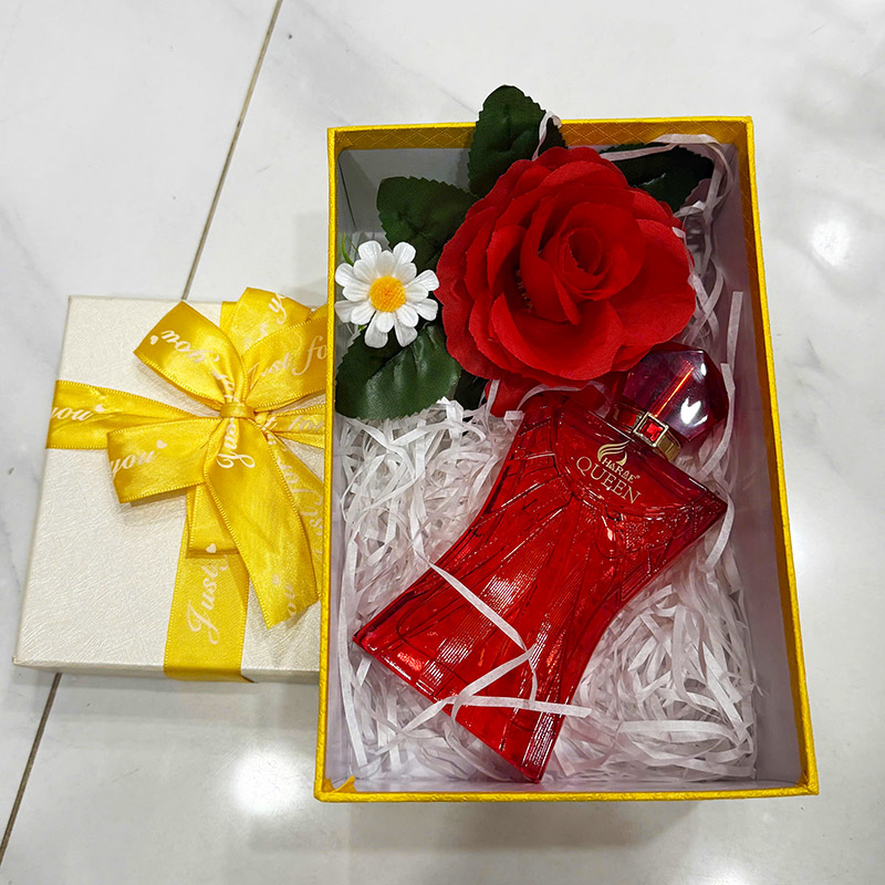 Tổng thể set quà với nơ vàng và cách bày trí gọn gàng