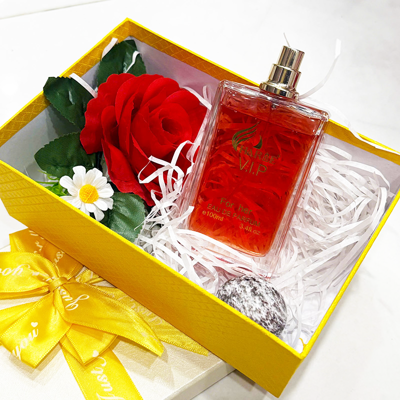 Cận cảnh chai nước hoa Charme VIP 100ml đặt trong hộp quà