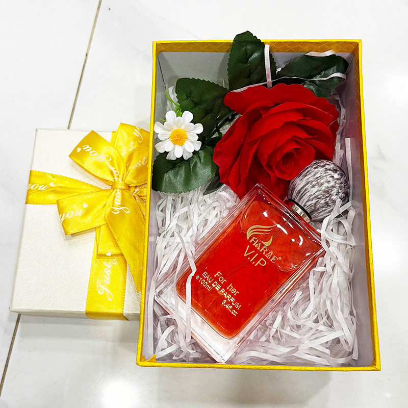 Set quà hoàn chỉnh với hoa trang trí và giấy rơm trắng