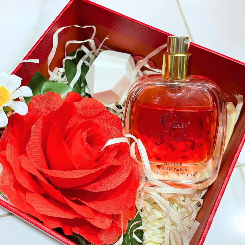 Bộ quà gồm chai nước hoa 50ml, hoa trang trí và giấy rơm lót hộp