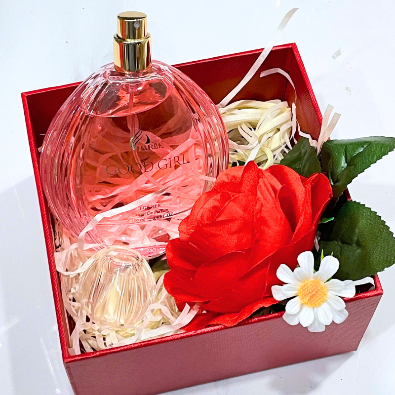 Tổng thể set quà với hộp đỏ, chai nước hoa và hoa trang trí