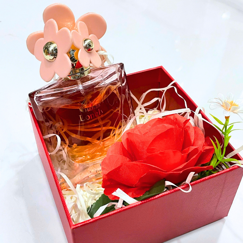 Góc nhìn nghiêng cho thấy hộp quà và hoa trang trí sẵn, tiện mua tặng ngay