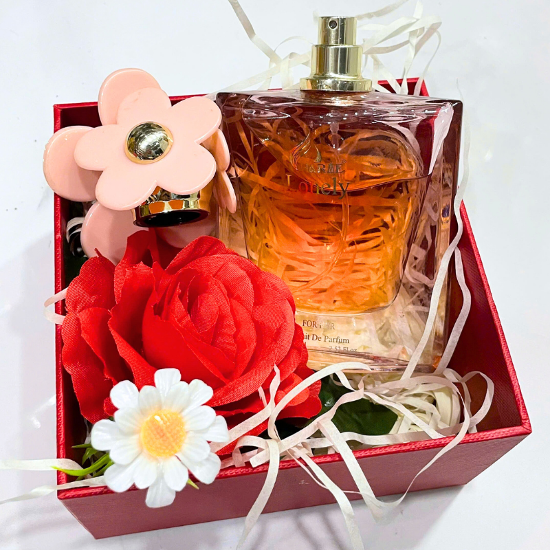 Toàn bộ set gồm chai nước hoa 75ml, hộp quà cứng và phụ kiện trang trí