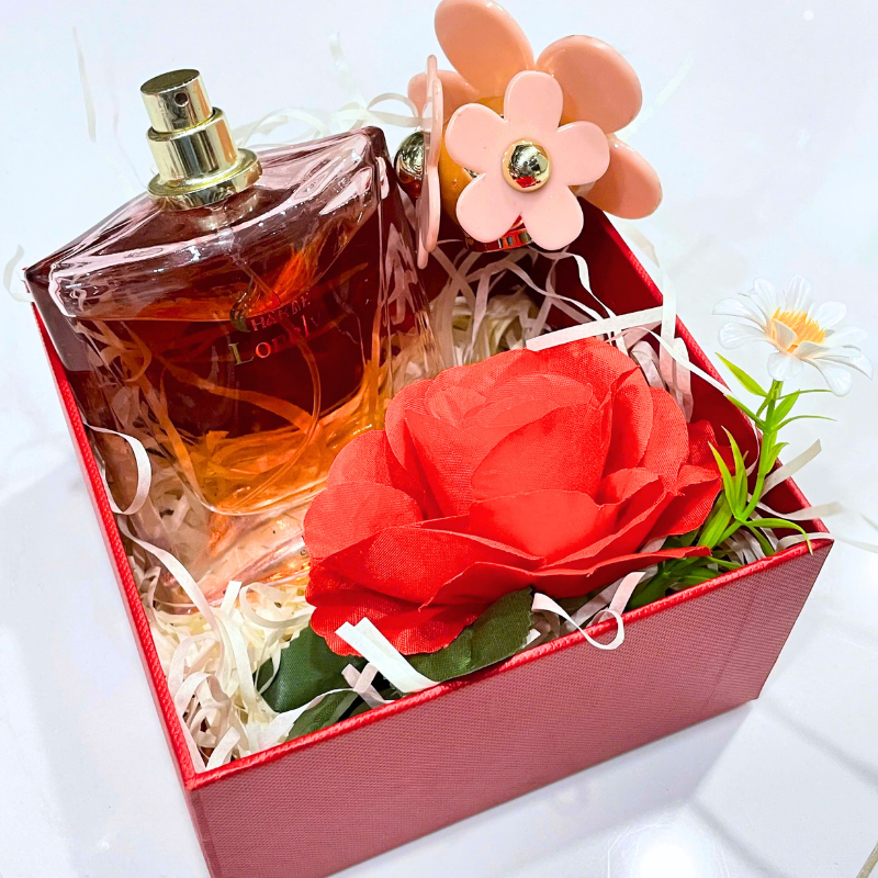 Cận cảnh chai nước hoa đặt trong hộp quà trang trí