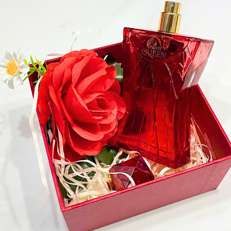 Cận cảnh chai nước hoa Charme Queen trong hộp quà tông đỏ