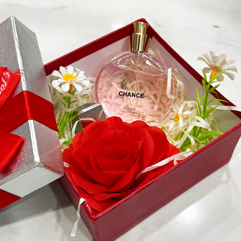 Cận cảnh chai Charme Chance Hồng 50ml trong set quà