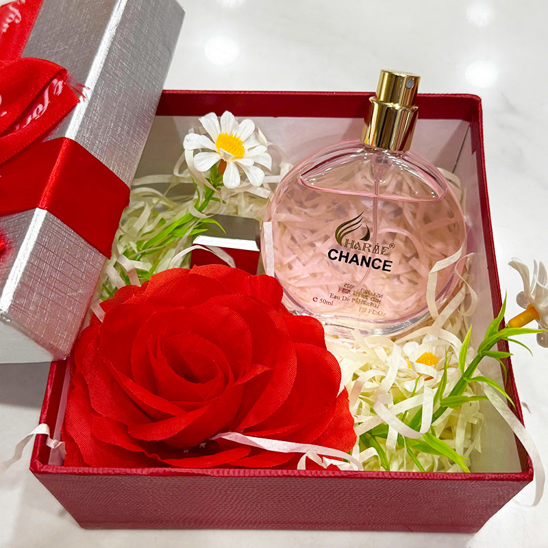 Bộ quà với chai nước hoa 50ml đặt trong hộp quà cứng và hoa trang trí