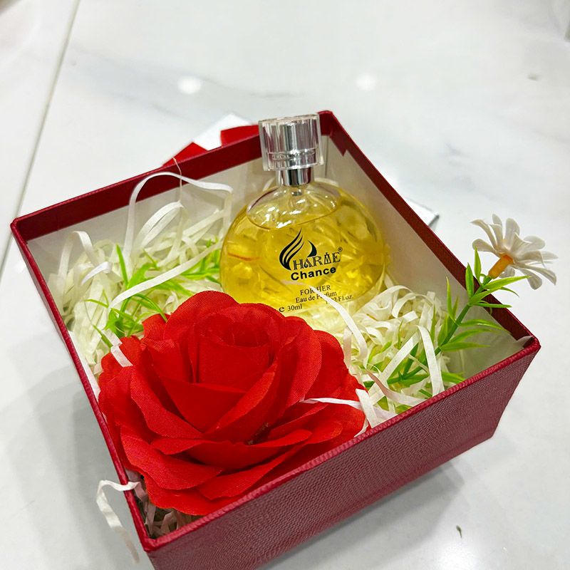 Chai nước hoa đặt trong hộp quà trang trí sẵn