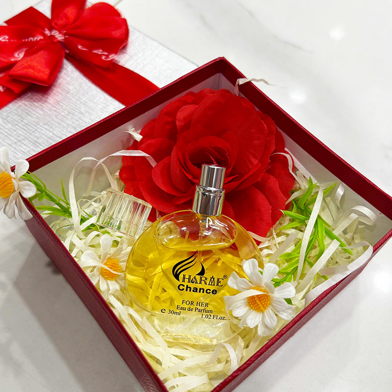 Tổng thể set quà với hộp cứng, hoa trang trí và chai nước hoa