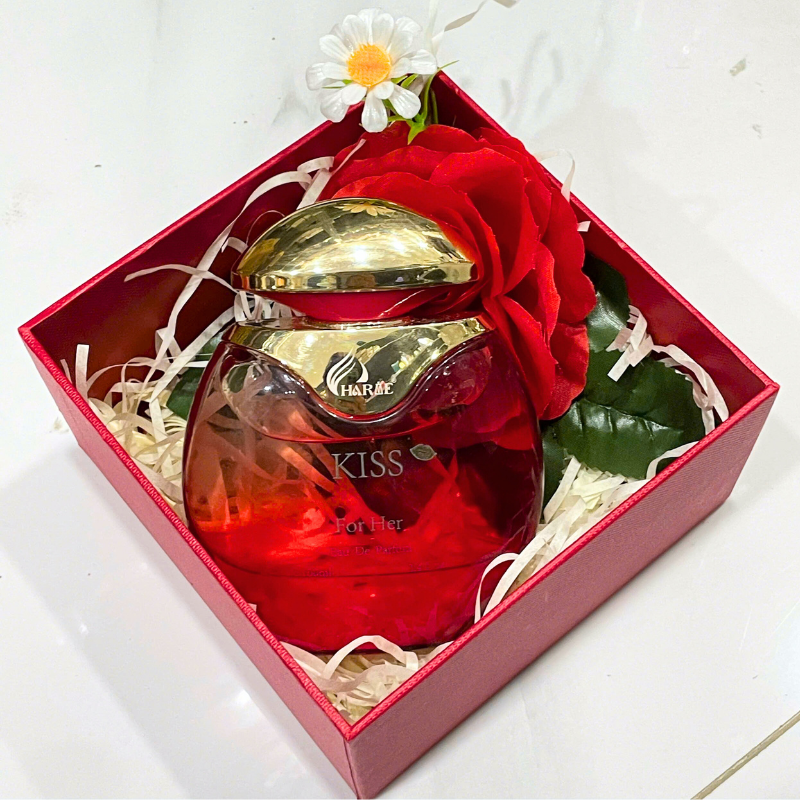 Tổng thể set quà với chai nước hoa và hoa trang trí trong hộp