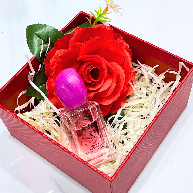 Tổng thể hộp quà tông đỏ cùng chai nước hoa và hoa trang trí.