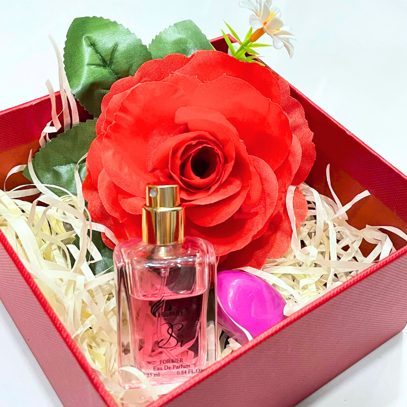 Chai nước hoa 25ml đặt trong hộp quà với phụ kiện trang trí đi kèm.