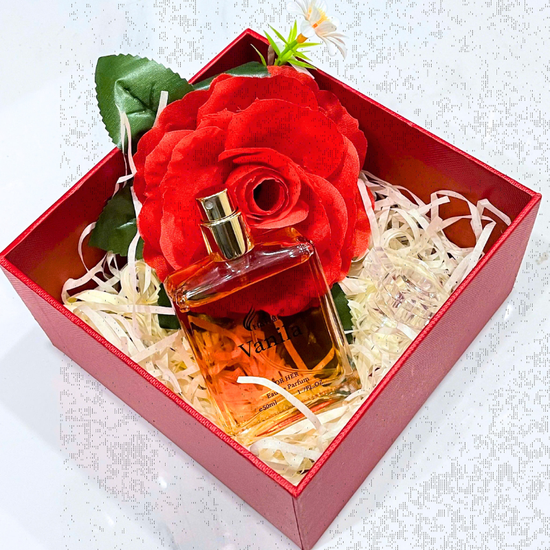 Bộ quà gồm nước hoa, hoa trang trí và giấy lót hộp