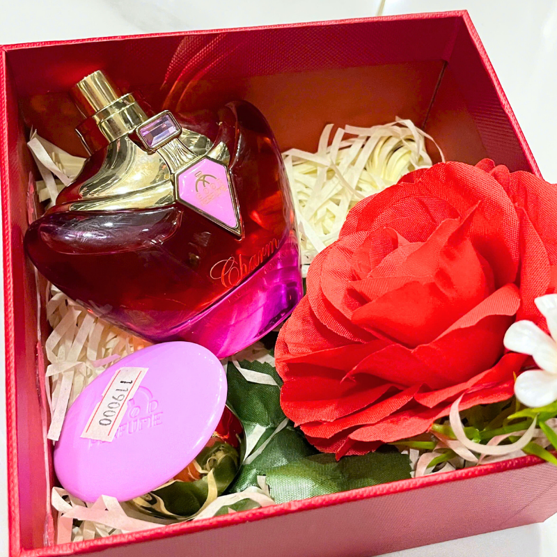 Cận cảnh thiết kế chai nước hoa Good Charme Charm 50ml trong hộp quà