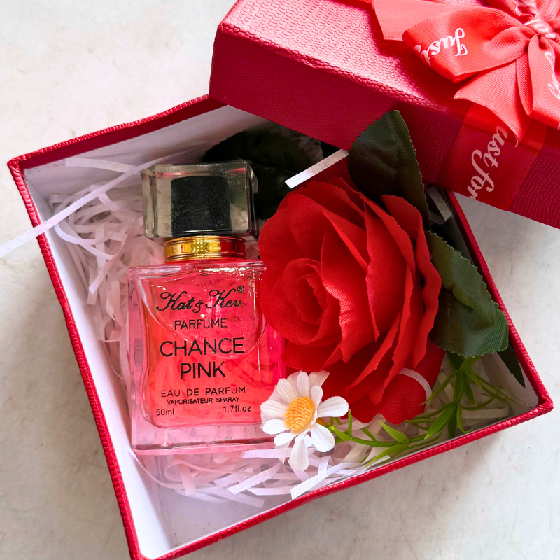 Set quà mở nắp với chai nước hoa và hoa trang trí bên trong