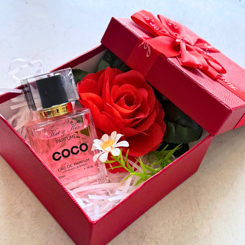 Hộp quà đỏ kèm chai nước hoa và hoa trang trí