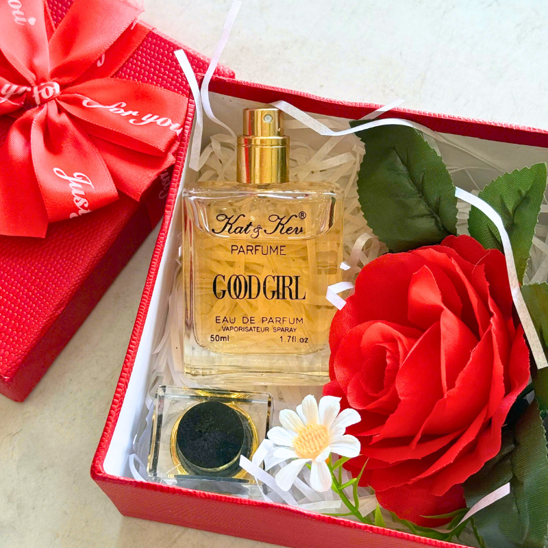 Cận cảnh set quà với nơ, hoa và giấy rơm bên trong hộp