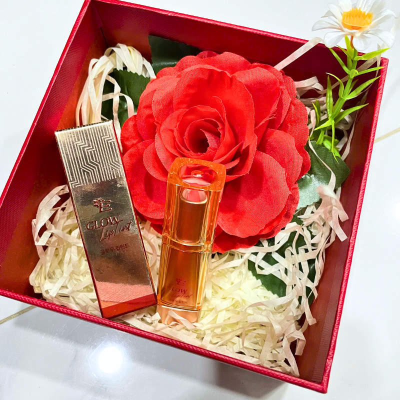 Hộp đỏ lót giấy rơm, hoa đỏ lớn và thỏi son kèm hộp giấy