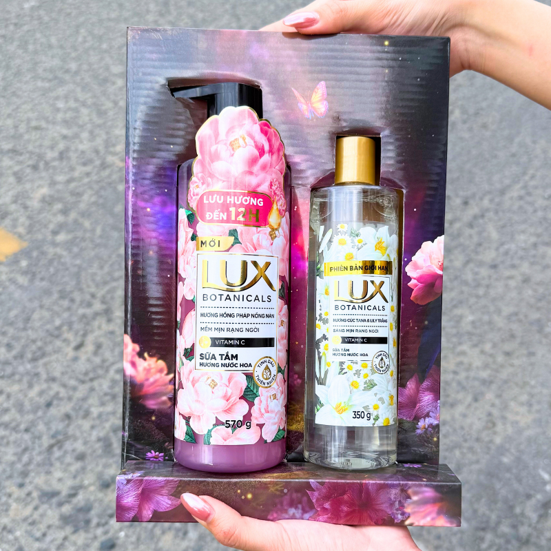 Cận cảnh set gồm 2 chai sữa tắm LUX Botanicals 570g và 350g trong khay hộp