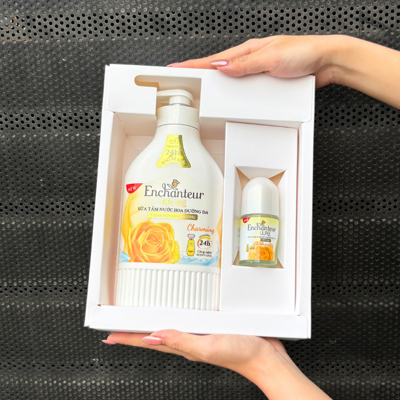 Bên trong set gồm sữa tắm chai vòi nhấn và lăn khử mùi nhỏ gọn