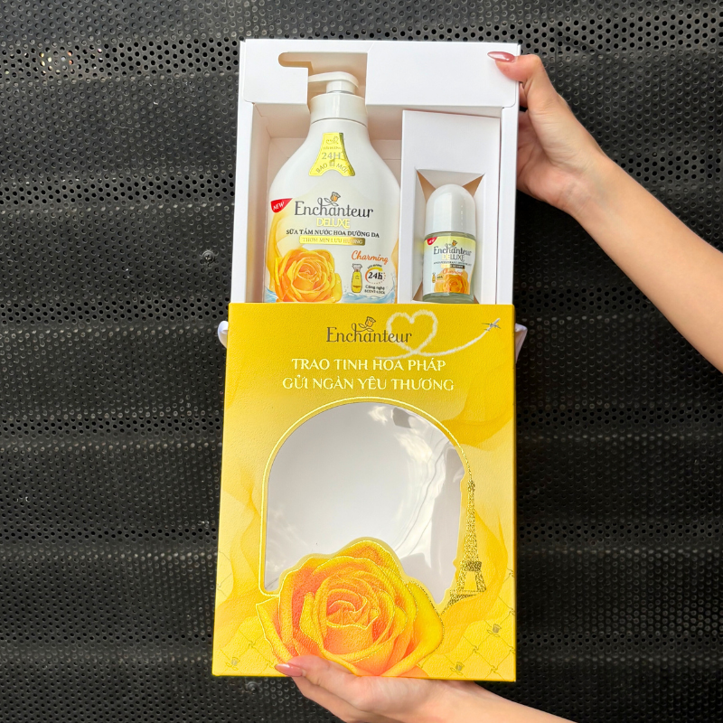 Set Quà Tặng Enchanteur Deluxe Hương Charming + Lăn Khử Mùi Màu Vàng